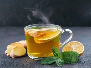 Uống trà gừng trước hay sau khi ăn sáng